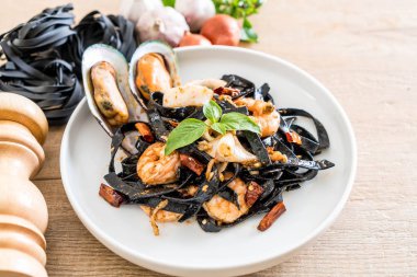 siyah spagetti veya deniz ürünleri ile makarna