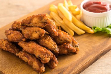 Kızarmış tavuk kanadı.