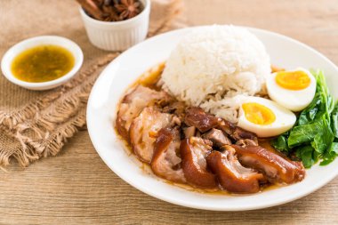 Demlenmiş Domuz eti bacak pirinç