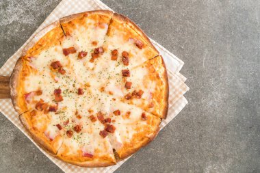 sosis ve peynir pizza