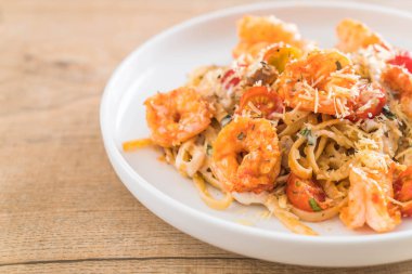 Spagetti karides, domates, fesleğen ve peynir ile 