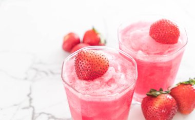 taze çilek smoothie 