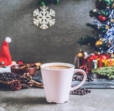 sıcak kahve fincanı Noel dekorasyonu ile 