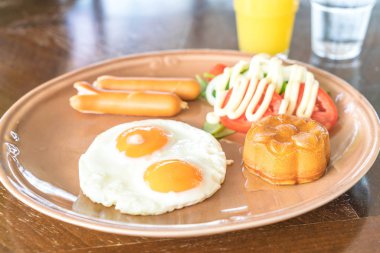 sosis ve salata ile kızarmış yumurta 