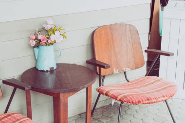 eski veranda masa ve sandalye