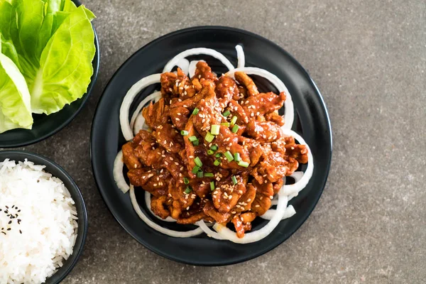 Cerdo frito con salsa coreana picante (bulgogi ) —  Fotos de Stock