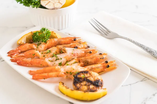 Fried shrimps with garlic — Stock Photo, Image