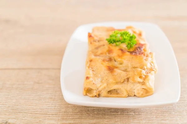 Pâtes penne cuites au four au fromage et au jambon — Photo