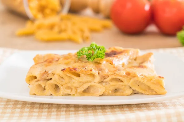 Gebakken penne pasta met kaas en ham — Stockfoto