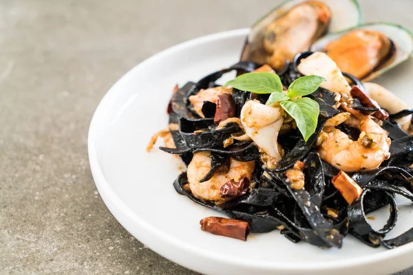 Espagueti negro o pasta con mariscos — Foto de Stock