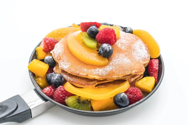 Pancake with mix fruits (strawberry, blueberries, raspberries, m — Stock Photo, Image