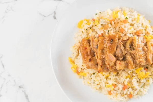 Жареный рис с курицей на гриле и соусом терияки — стоковое фото