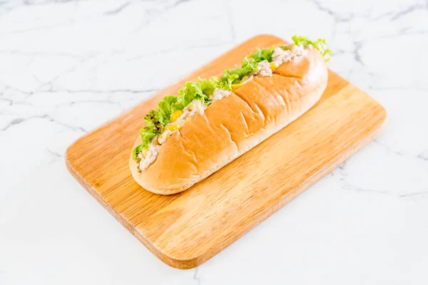 Ensalada de maíz de atún hotdog — Foto de Stock