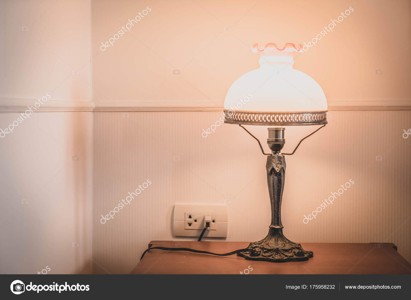 lichte lamp decoratie in slaapkamer interieur — Stockfoto © topntp ... lichte lamp decoratie in slaapkamer interieur — Stockfoto © topntp ...