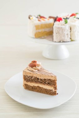 kahve pasta plaka üzerinde