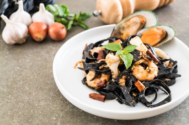 siyah spagetti veya deniz ürünleri ile makarna