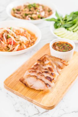 ızgara kömür haşlanmış domuz eti boyun