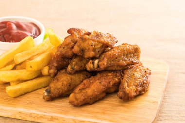 Kızarmış tavuk kanadı.