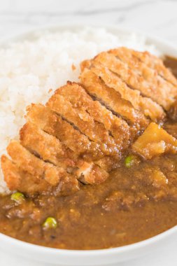 pirinç Köri soslu kızarmış pirzola domuz eti