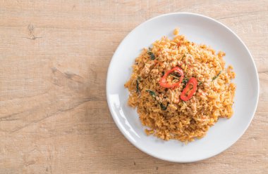 domuz eti ve fesleğen ile baharatlı kızarmış pilav