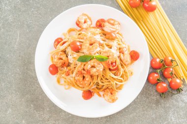 Spagetti karides, domates, fesleğen ve peynir ile 