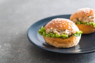 ton balıklı hamburger siyah plaka üzerinde