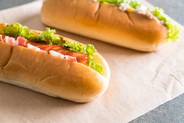 ton balıklı Mısır salata hotdog ve pastırma sosis hotdog