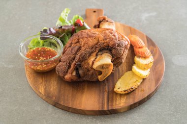 Gevrek domuz knuckle veya Alman domuz Hocks