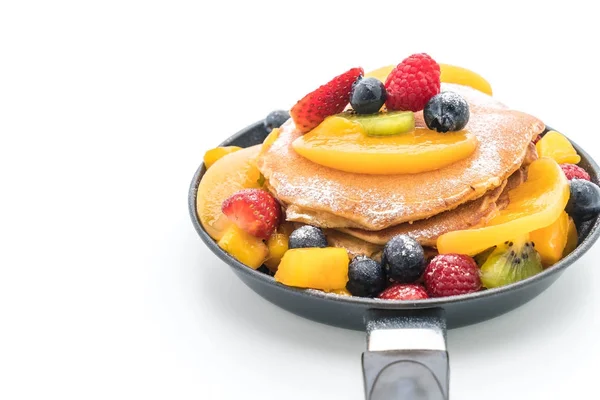 Pancake dengan buah campur (strawberry, blueberry, raspberry, m — Stok Foto