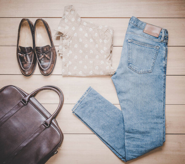 Одежда для мужчин на деревянном фоне
