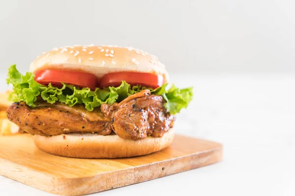 Hambúrguer de frango grelhado com batatas fritas — Fotografia de Stock