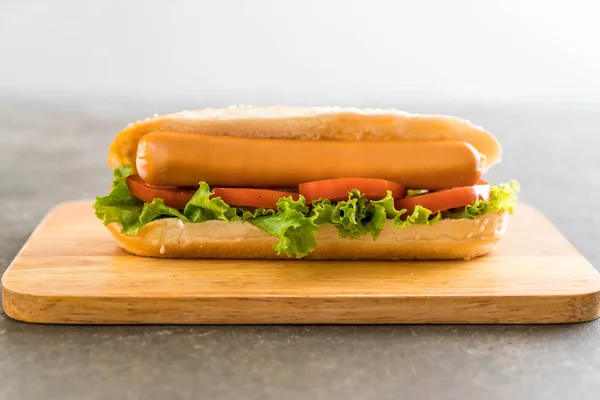 Hotdog con salsiccia e pomodoro — Foto Stock