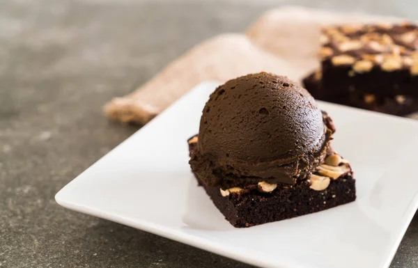 Chocolate brownies with chocolate ice cream — Stock Photo, Image