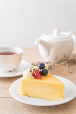 peynirli kek çilek ve yaban mersini