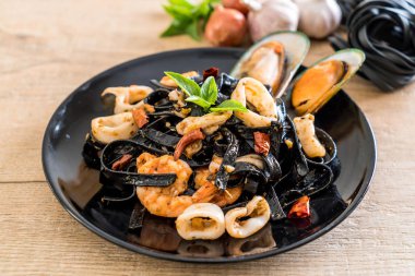 siyah spagetti veya deniz ürünleri ile makarna