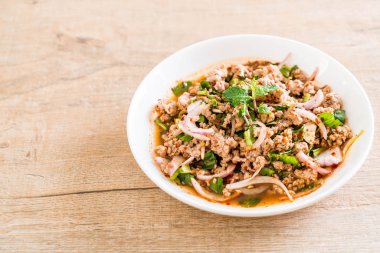 Baharatlı Kıyma domuz (Larb - geleneksel Tayland gıda)