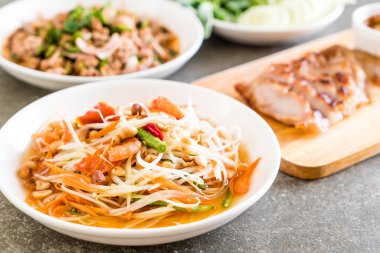 Baharatlı papaya salatası (geleneksel Tay gıda) 