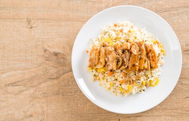 ızgara tavuk ve teriyaki soslu kızarmış pilav