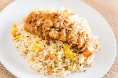 ızgara tavuk ve teriyaki soslu kızarmış pilav