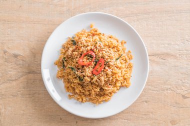 domuz eti ve fesleğen ile baharatlı kızarmış pilav