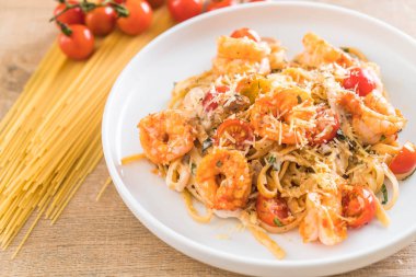 Spagetti karides, domates, fesleğen ve peynir ile 