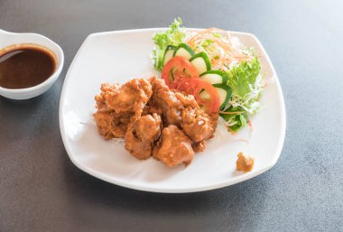 kızarmış piliç tonkatsu sos ile