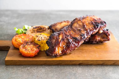 Izgara domuz pirzolası. 