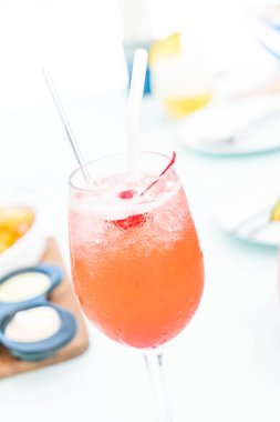 renkli kokteyl içki 