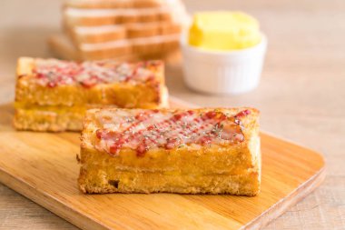 croque monsieur bacon ans egg sandwich