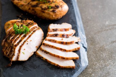 Izgara tavuk filetosu. 