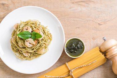 makarna spagetti pesto yeşil ve karides