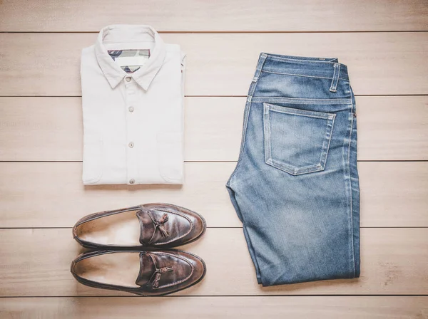 Ropa para hombre sobre fondo de madera — Foto de Stock