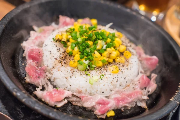 熱い鍋にご飯と豚肉 — ストック写真