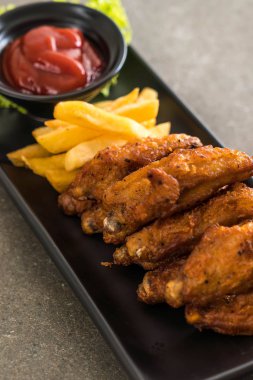 Kızarmış tavuk kanadı.